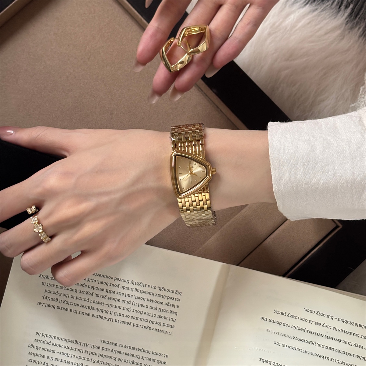 Quartz Watch For Women With Alloy Strap And Butterfly Double Snap Buckle