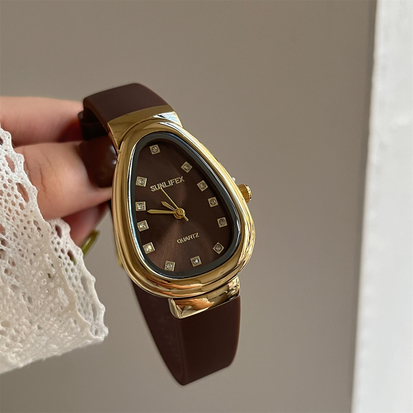 Vintage Women's Quartz Watch Snake-Shaped Diamond Face