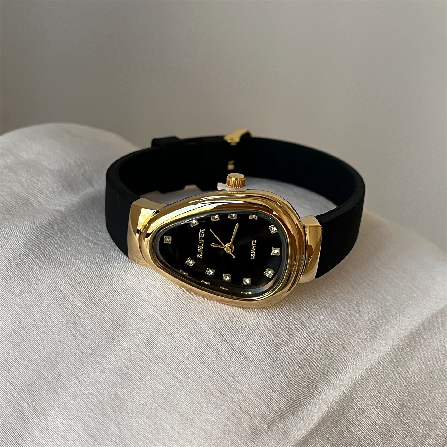 Vintage Women's Quartz Watch Snake-Shaped Diamond Face