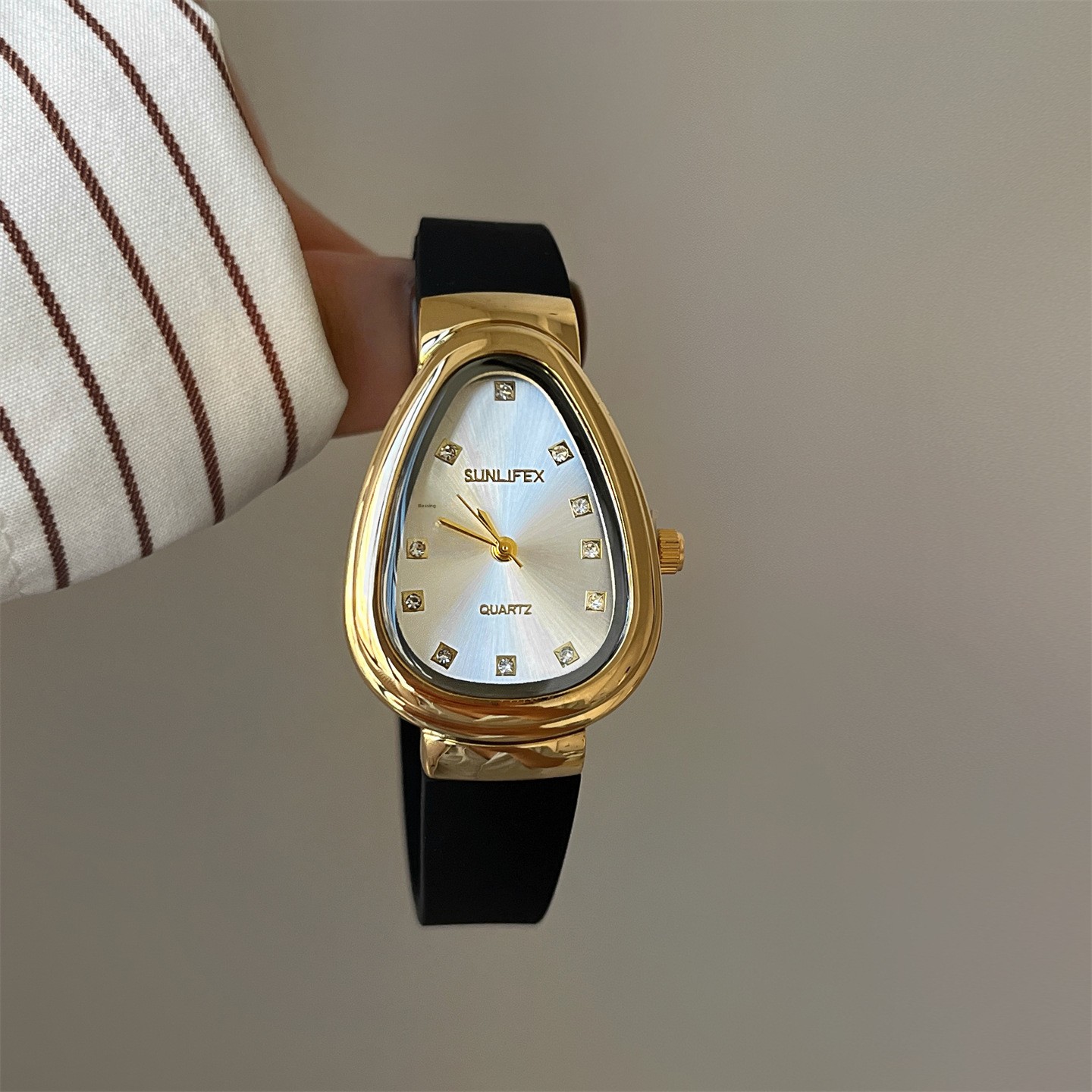Vintage Women's Quartz Watch Snake-Shaped Diamond Face