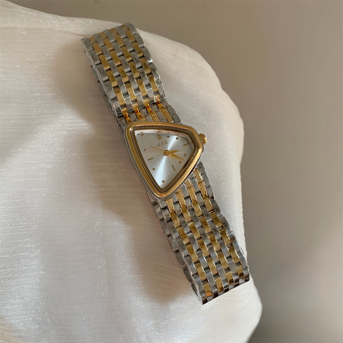 Quartz Watch For Women With Alloy Strap And Butterfly Double Snap Buckle